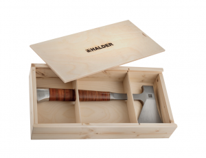 топор Halder 370 мм, кожаная рукоятка в подарочной упаковке Топор Halder 370 мм, кожаная рукоятка в фирменном деревянном ящике-пенале.